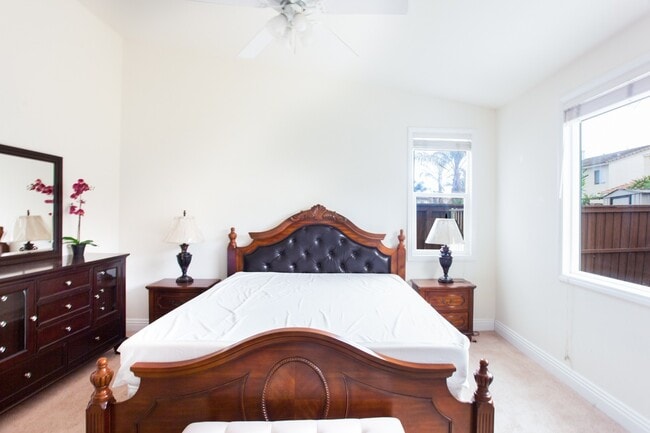 Building Photo - Spacious 4 Bedroom, 2 Bath Furnished Famil...