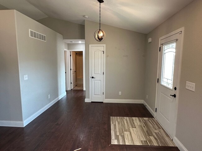 Building Photo - 4 Bedroom 3 Bath 2 Stall Garage in Waynesville - Available with 30 day notice