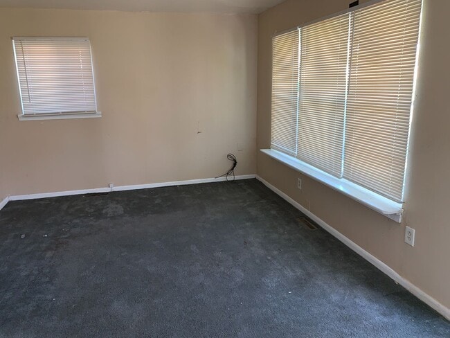 Building Photo - Huge ranch style home with Detached Sectio...