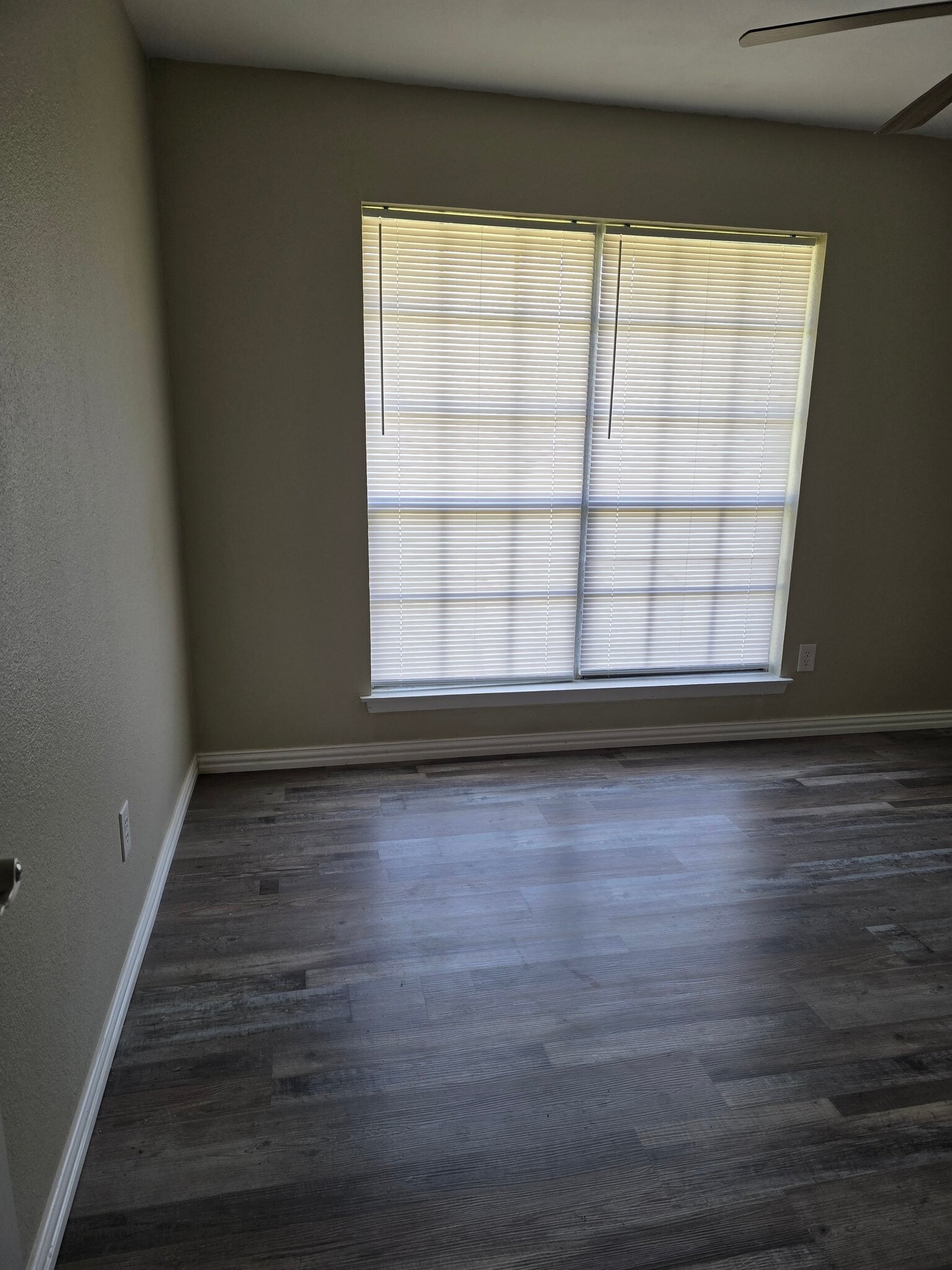 Building Photo - 735 Newport Dr