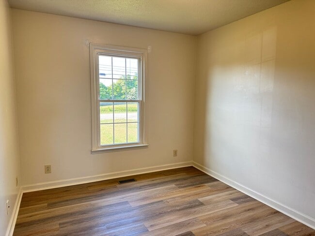Building Photo - Convenient Location!  3 bedroom 2 bath wit...