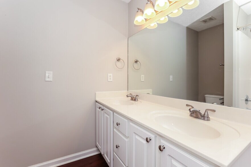 Building Photo - 3011 Wellington Pl