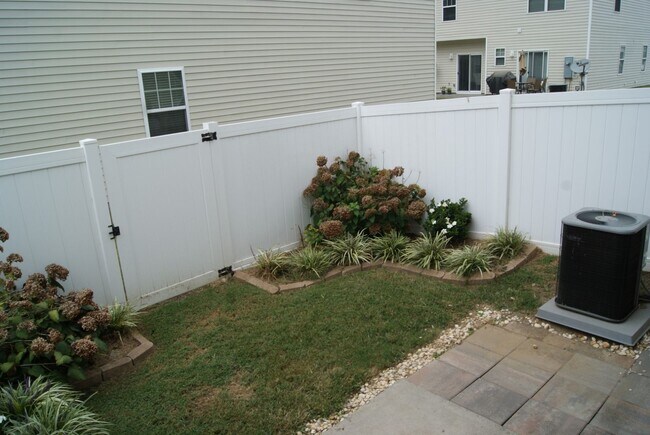 Building Photo - 12614 Persimmon Tree Dr