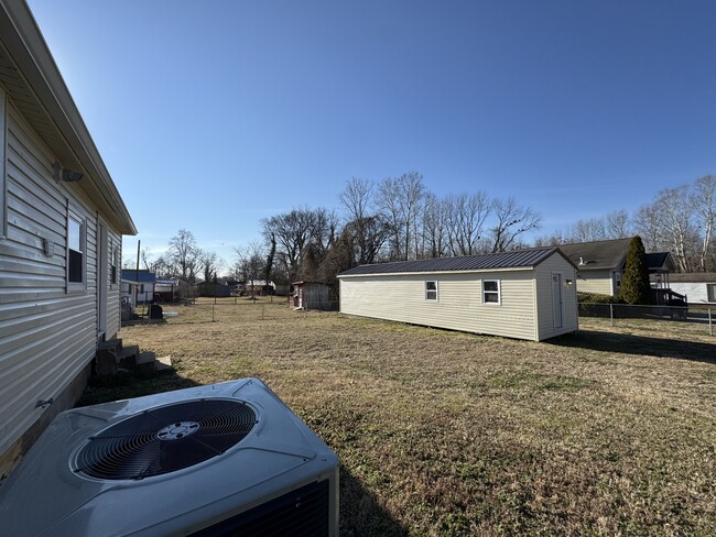 Building Photo - 122 N Vine St