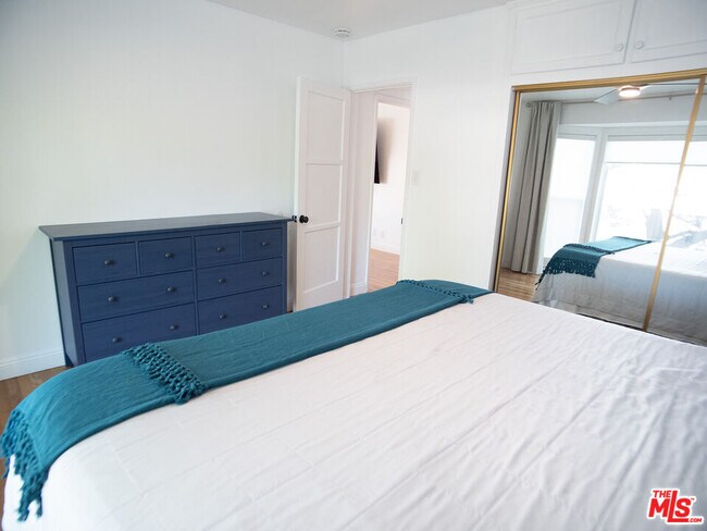 Building Photo - 6413 White Oak Ave