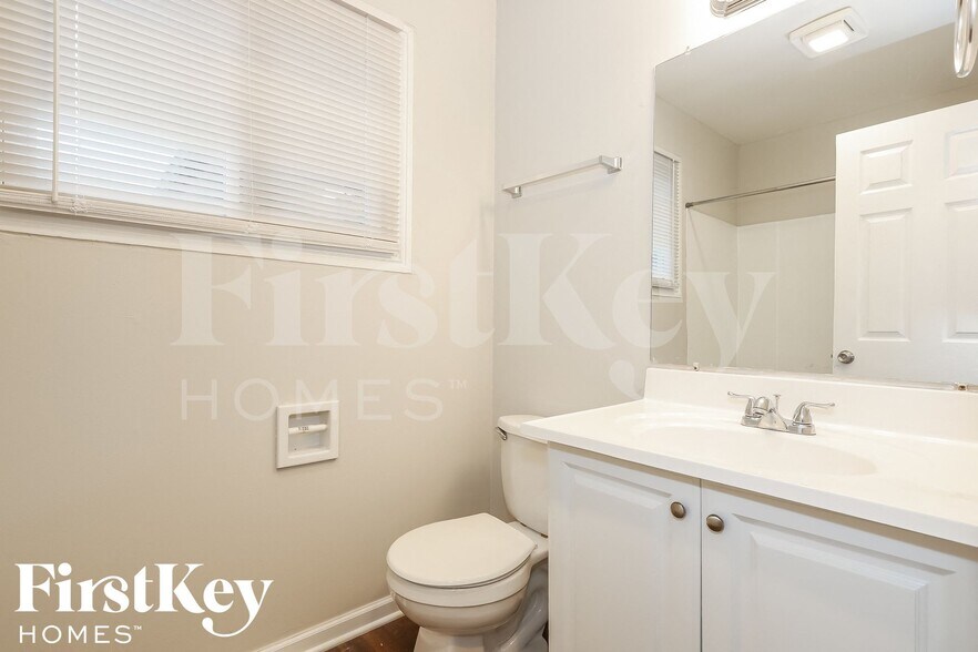 Building Photo - 17 Fir St