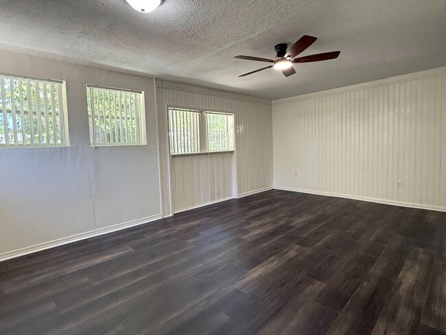 Building Photo - 244 Greenbrier Dr NE