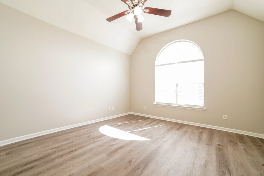 Building Photo - 5915 Landau Dr