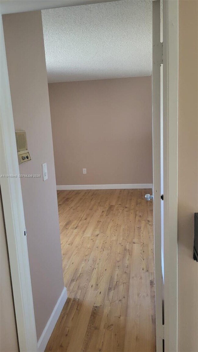 Building Photo - 914 NW 106th Ave Cir