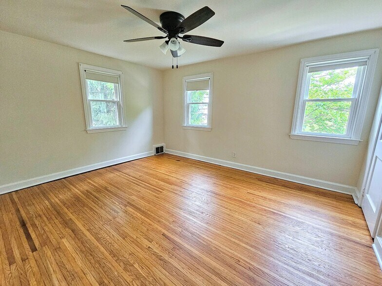 Building Photo - 738 E Railroad Ave