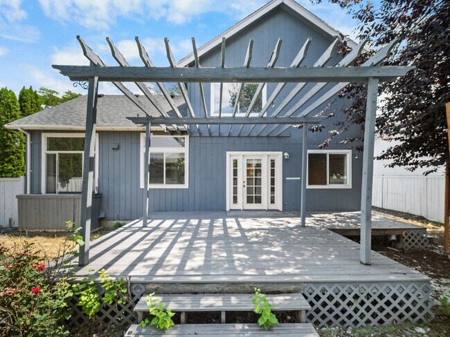 Building Photo - 4bedroom/3bath w/Garage/washer/dryer/fence...