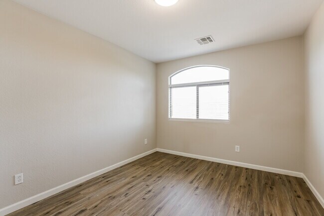 Building Photo - 4123 E Azurite Rd