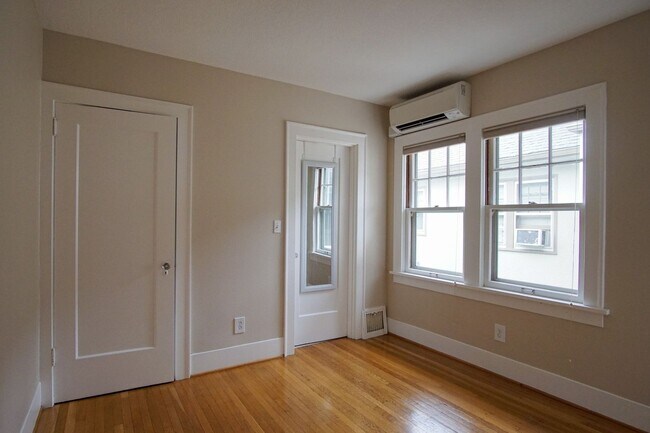 Building Photo - Awesome 1 Bedroom Flat By Laurelhurst Park...