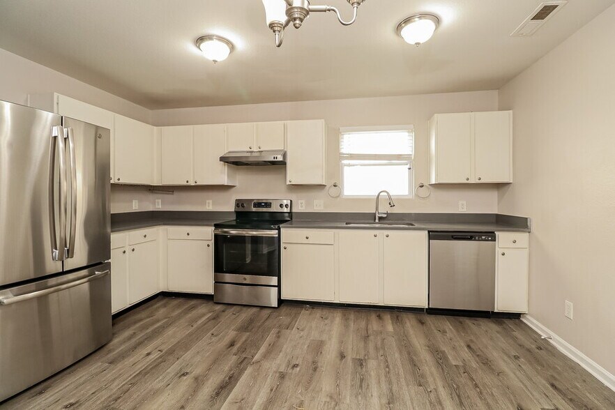 Building Photo - 7234 Fox Point Dr