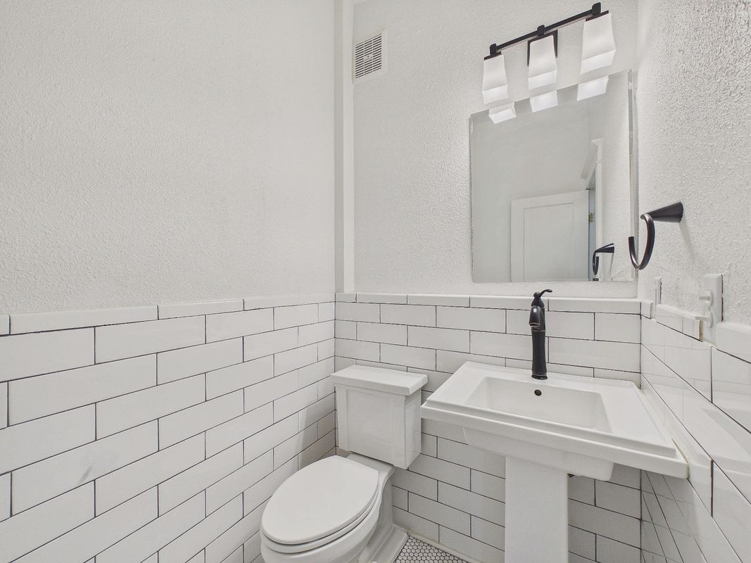 Building Photo - 2 Pennsylvania St