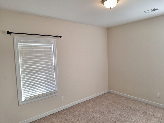 Building Photo - MARCH MOVE IN SPECIAL - $300 off FIRST FUL...