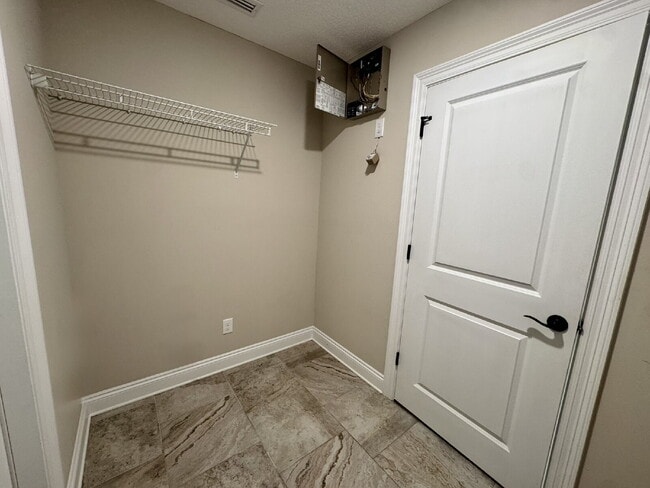 Building Photo - Beautiful Brick 3/2 in popular neighborhood!