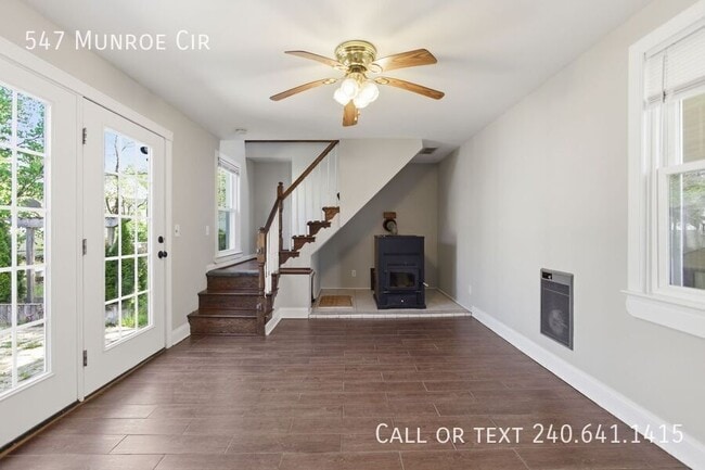 Building Photo - 547 Munroe Cir