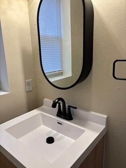 Building Photo - 626 S 19th St