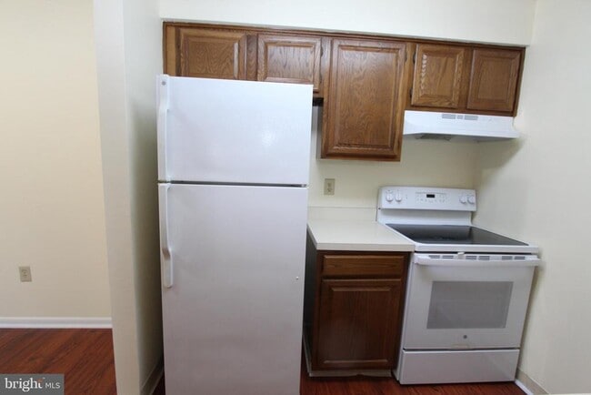 Building Photo - 5017-5017 Ravens Crest Dr