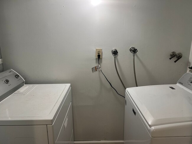 Building Photo - Renovated Rambler Close to Walter Reed, NI...