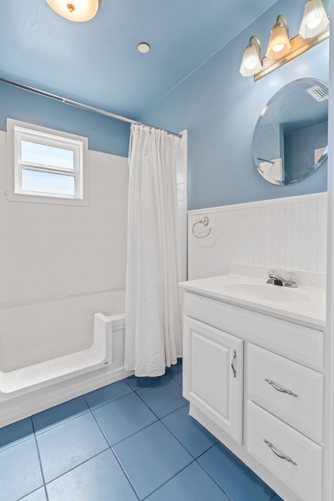 Building Photo - Pet Friendly 3Bd/2Ba Single-Family Home