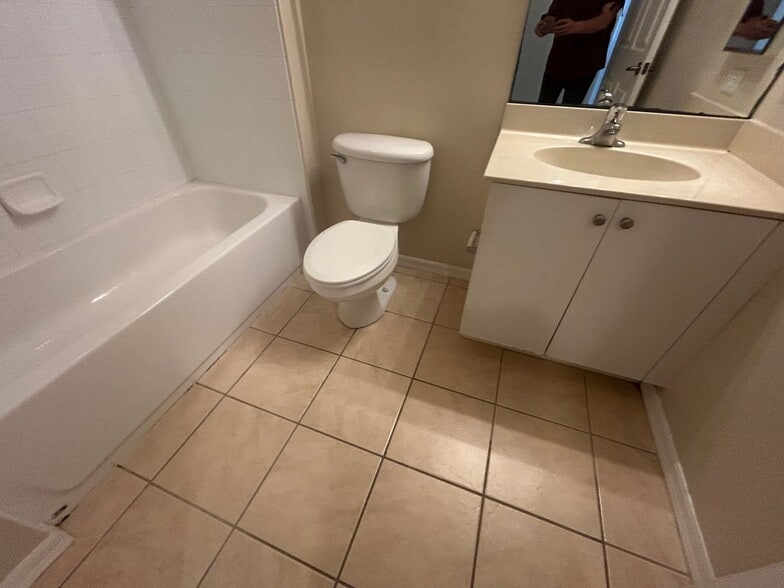 Building Photo - Spacious  3/2 ground floor unit