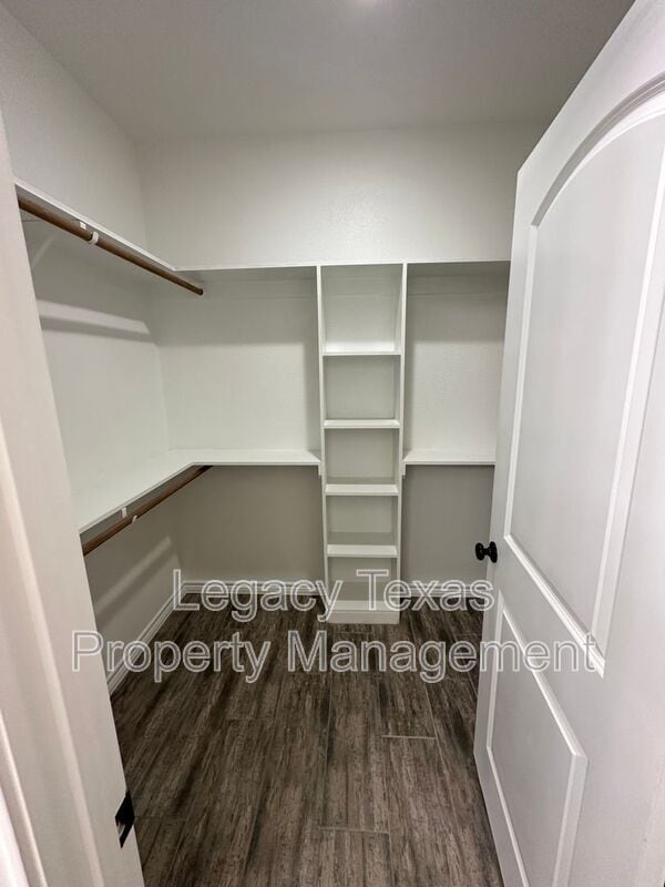 Building Photo - 405 Kaether Ln