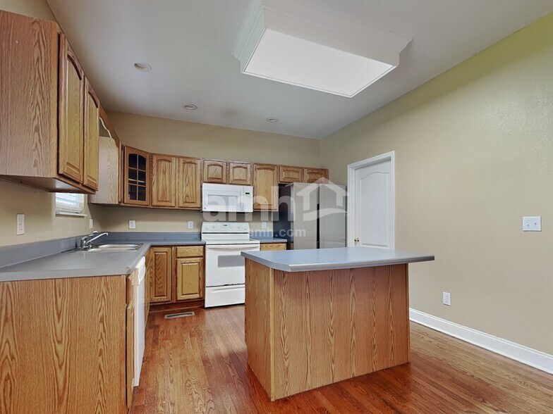 Building Photo - 4635 Aylesbury Dr