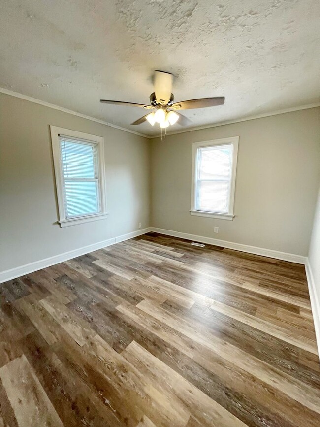 Building Photo - 2 Living Area's & 2 Car Garage - Near MSU,...
