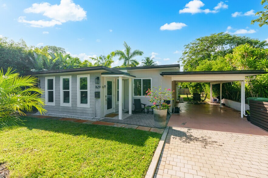 Beautiful Duplex July move in. - 1629 NE 17th Ter