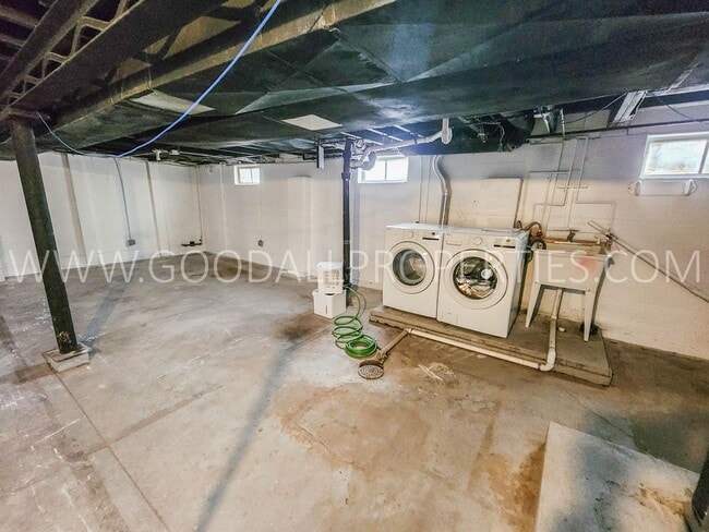 Building Photo - 4-Bedroom Home in Des Moines with Detached 2-Car Garage