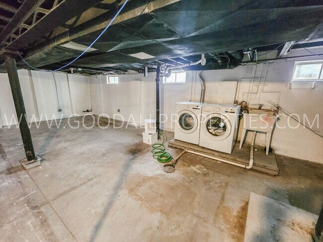 Building Photo - Great Deal !!! 4 Bedroom 1 Bath Home in Des Moines