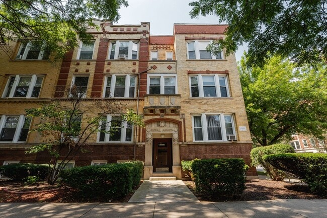 Primary Photo - Ravenswood / North Center - English Garden...