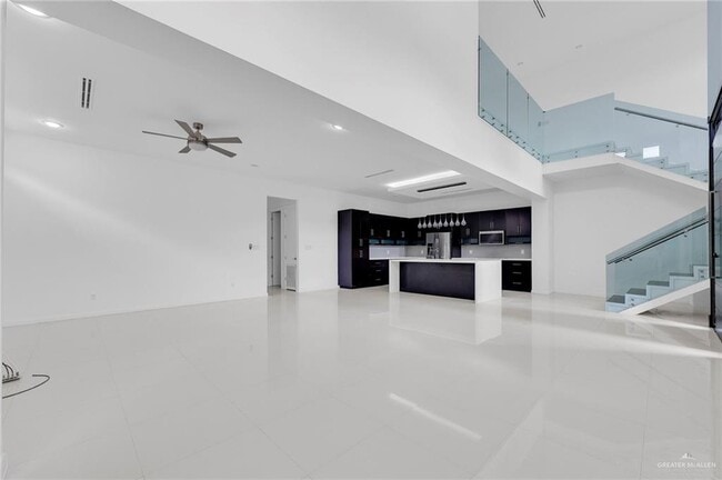 Building Photo - 18 Redbud Ave W