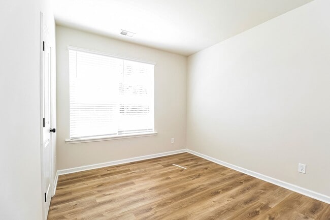 Building Photo - Beautiful 3BR 3.5BA Townhome w/ Full Appliance Kitchen Garage Parking in University