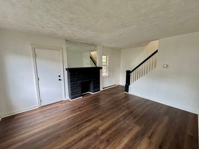 Building Photo - Adorable 2 Bed 1 Bath Home in Brookline W/dedicated office/library space!