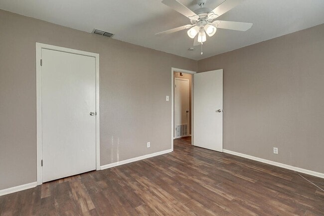 Building Photo - 10921 Shady Ln