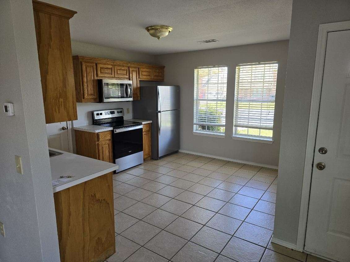 Kitchen has new appliances - 1185 Greywood Dr
