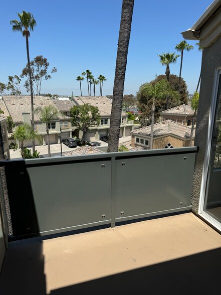 Balcony - 3440 Hathaway Ave