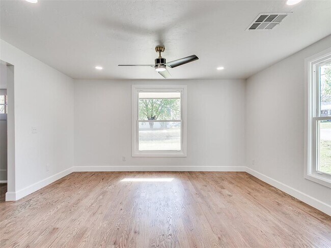 Building Photo - 801 N Ash St