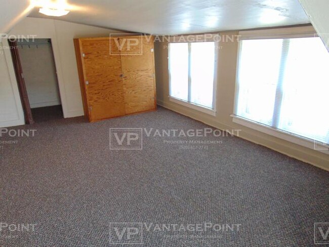 Building Photo - Marinette Home For Rent