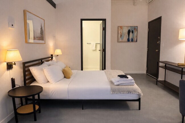 Building Photo - 823 N 2nd St