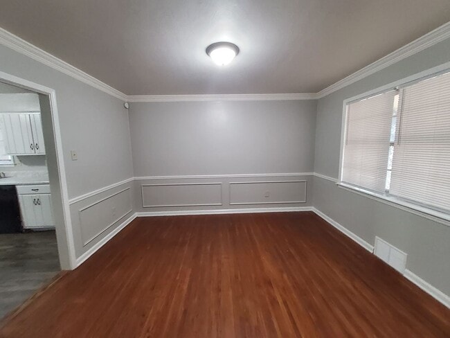 Building Photo - Picturesque Home Worth Checking Out