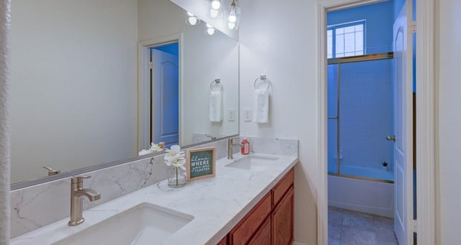 Building Photo - 2684 E Kelso Ave