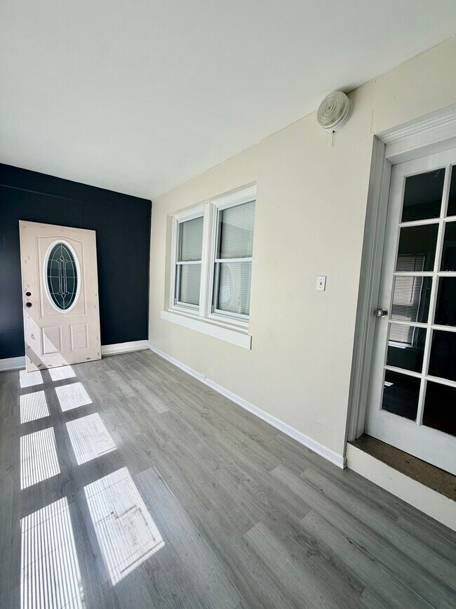 Building Photo - 2657 Bonnaffon St