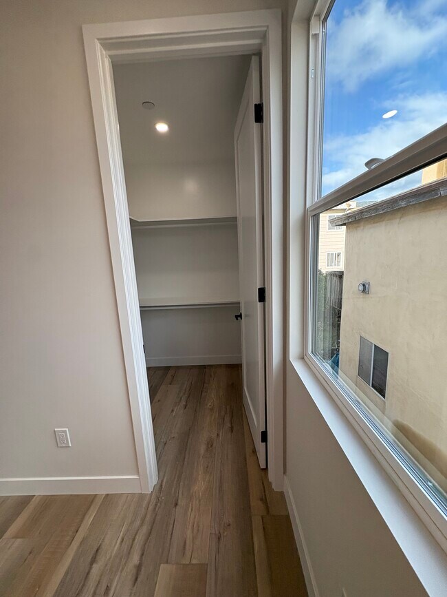 Building Photo - 260 Donax Ave