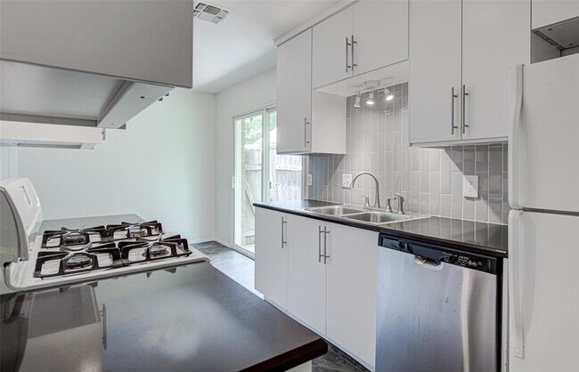 Building Photo - 1403 Click Cove