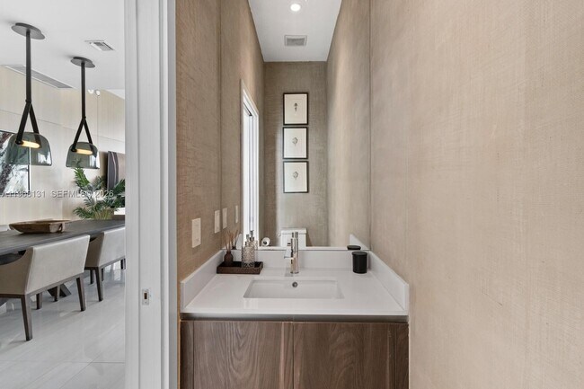 Building Photo - 480 NE 31st St