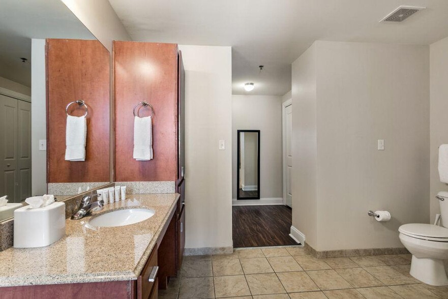 Building Photo - 925 Common St